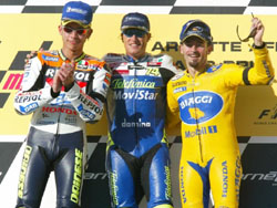 Valentino Rossi (2ème), Sete Gibernau (1er) et Max Biaggi (3ème)