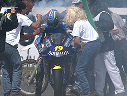 OJ célèbre sa meilleure perf en MotoGP par un burn de folie