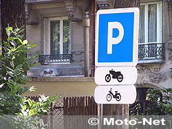 Les parkings sont signalés comme étant réservés aux deux-roues motorisés...
