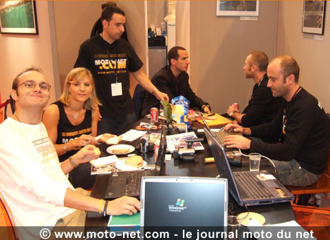 L'équipe de journalistes, dans la salle de rédaction - Mondial 2007