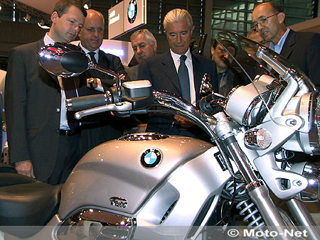 Rémy Heitz et Gilles de Robien en admiration devant la nouvelle BMW 1200 Montauk. Le compteur paraît beaucoup plus raisonnable que sur d'autres, glisse le délégué au ministre !