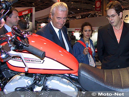 Rémi Heitz et Gilles de Robien en compagnie de Jean-Luc Mars, le nouveau DG de Harley France