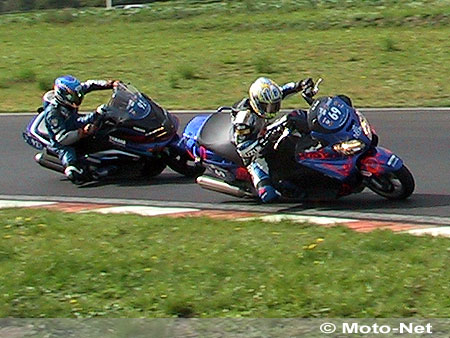 En catégorie scoot, belle baston entre Nicolas Dussauge (Suzuki 650 Burgman) et Philippe Monneret (Yamaha 500 T-Max)