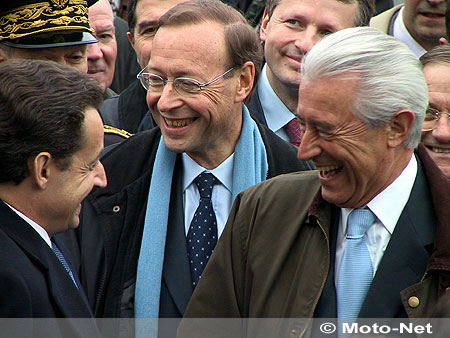 Inauguration du premier radar automatique le 27 octobre 2003. Ils ne le savent pas encore, mais Nicolas Sarkozy et Gilles de Robien viennent de se faire piéger en excès de vitesse par des journalistes d'Auto Plus