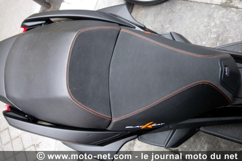Essai comparatif Peugeot 125 BlackSat Executive vs Piaggio MP3 400 LT : le bonheur sans le permis moto !