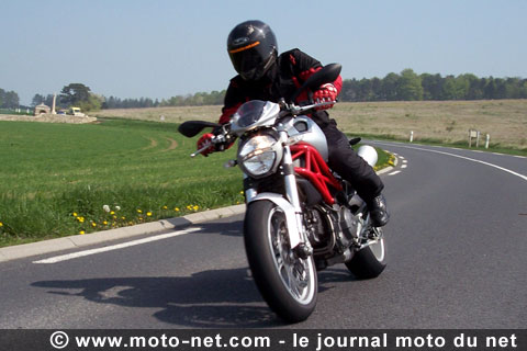 Face à face à l'européenne : le nouveau Ducati Monster défie la Triumph Speed Triple !