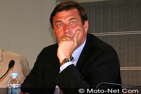 Le ministre des sports Jean-François Lamour lors de la table ronde moto et sécurité routière