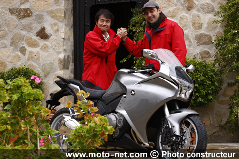 Yosuke Kasegawa et Teofilo Plaza - Essai Honda VFR 1200... avec un F comme efficace !