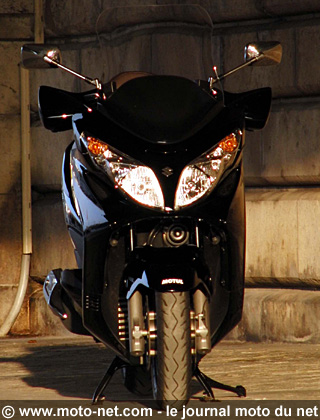 Duel Suzuki Burgman 400 Z / Yamaha Majesty 400 : du rififi chez les commuters !