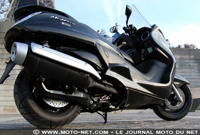 Duel Suzuki Burgman 400 Z / Yamaha Majesty 400 : du rififi chez les commuters !