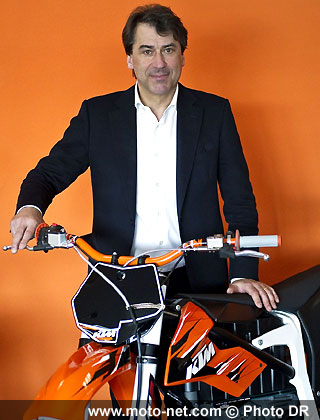 Stefan Pierer, président de KTM, aux côtés d'une Freeride électrique