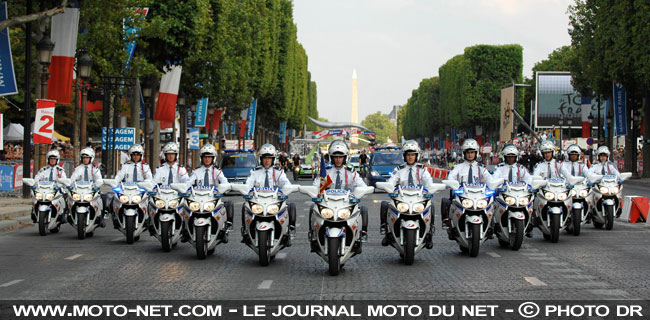 Les motards de la police et de la gendarmerie ensemble sur les Champs-Elysées pour le défilé du 14 Juillet 2010
