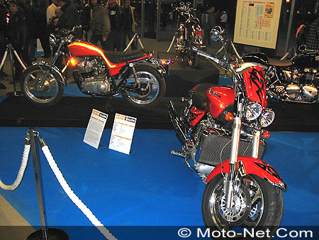 Moto Salon 2004 : Triumph Rocket III devant la mythique X 90