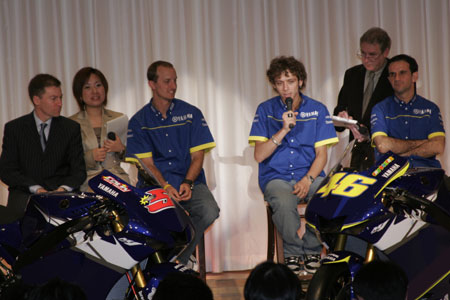 Valentino Rossi et Colin Edwards ont dévoilé leurs nouvelles Yamaha M1 2005 ce matin à Tokyo