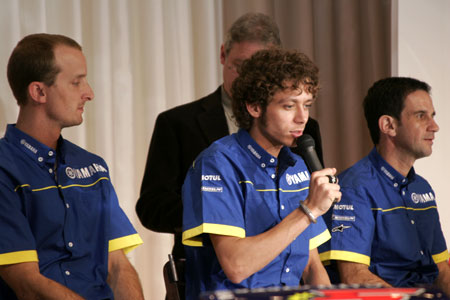Valentino Rossi et Colin Edwards ont dévoilé leurs nouvelles Yamaha M1 2005 ce matin à Tokyo