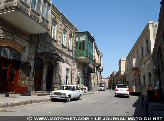 Voyage en terres nomades (05) : bloqué à Baku...