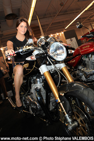 Les plus belles filles du Salon de la moto de Paris 2011