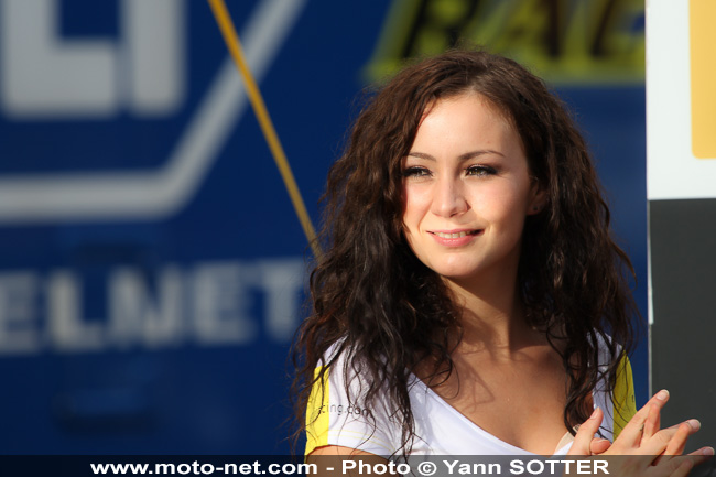 Galerie photos WSBK Magny-Cours 2013 : umbrella girls