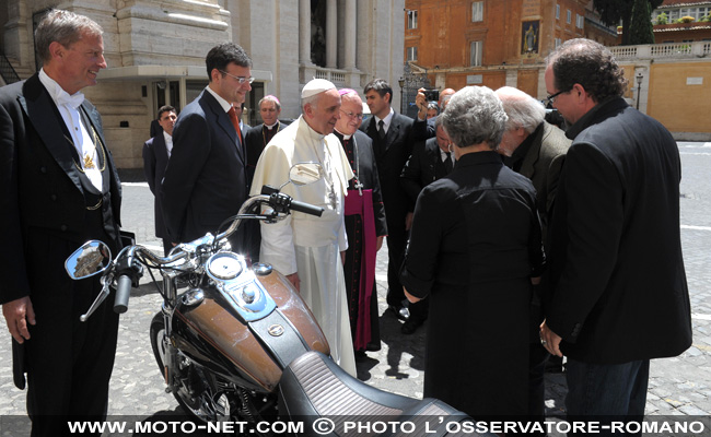 Le pape revend sa Harley-Davidson aux enchères
