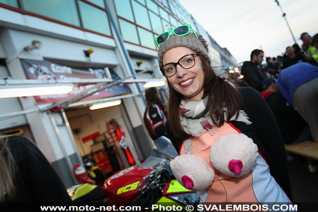 Galerie photo Bol d'Or 2014 (01) : umbrella girls et voie des stands