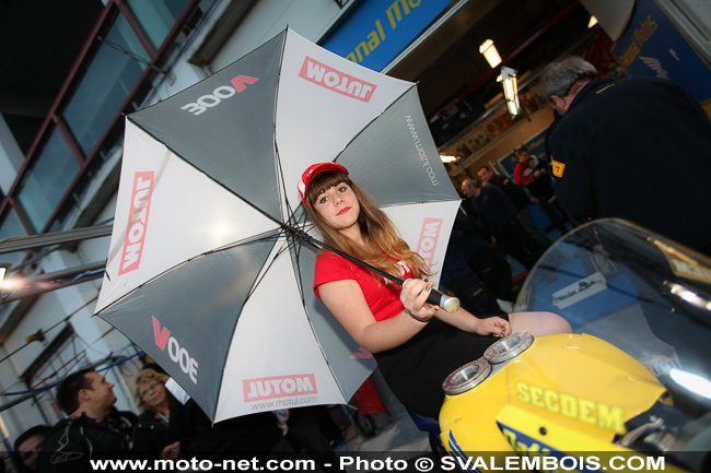 Galerie photo Bol d'Or 2014 (01) : umbrella girls et voie des stands