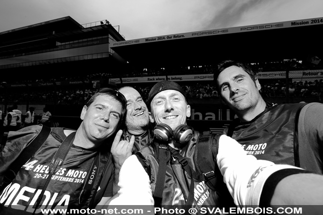 Galerie photos 24H Moto du Mans 2014 : 04 - grille de départ et Playboy girls