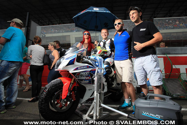 Galerie photos 24H Moto du Mans 2014 : 04 - grille de départ et Playboy girls
