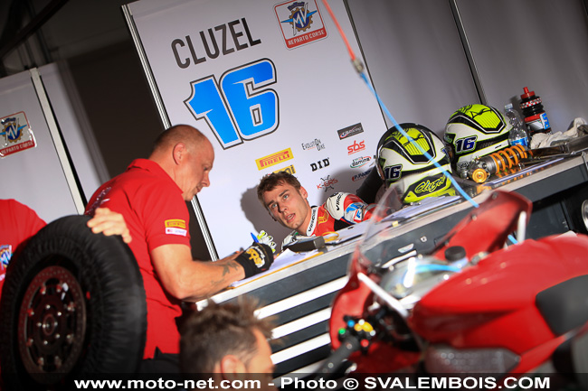 WSBK France - Galerie photo : stands et umbrella girls à Magny-Cours