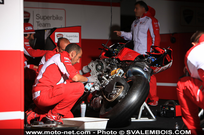 WSBK France - Galerie photo : stands et umbrella girls à Magny-Cours