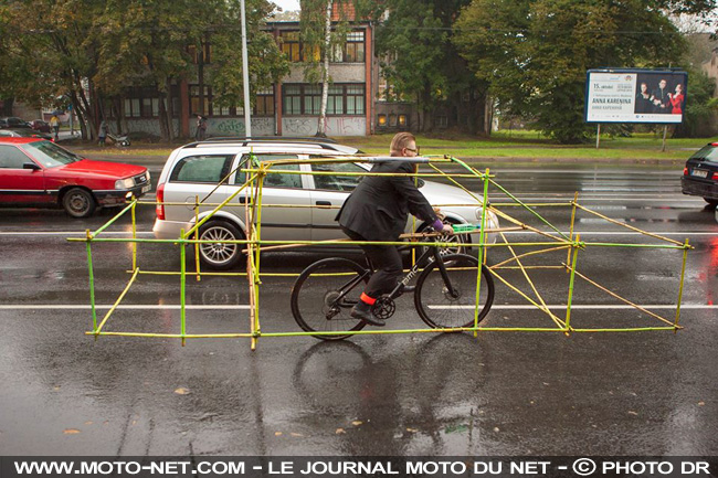 Pour dénoncer les embouteillages, des cyclistes se déguisent en... automobilistes