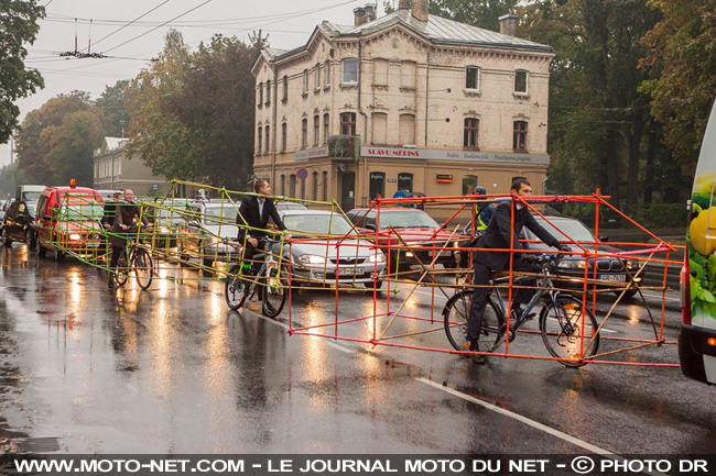 Pour dénoncer les embouteillages, des cyclistes se déguisent en... automobilistes