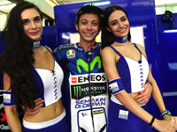 Moto GP : l'umbrella girl la plus sexy du GP de Malaisie