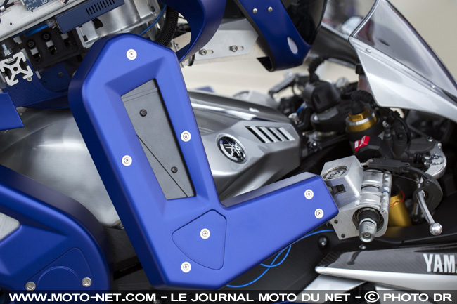 Motobot Ver.1 : Yamaha invente le pilote moto idéal : un robot !