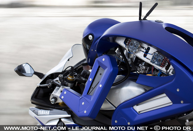 Motobot Ver.1 : Yamaha invente le pilote moto idéal : un robot !