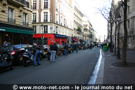 Deux-roues en ville : la FFMC demande le droit de stationner sur les trottoirs