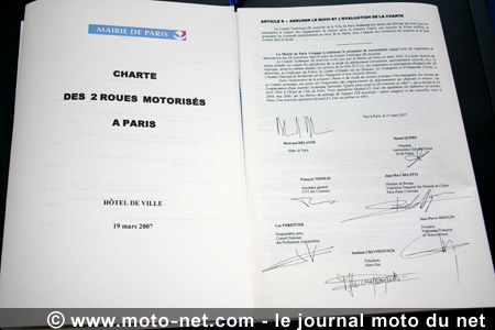 La mairie de Paris signe la Charte des deux-roues motorisés