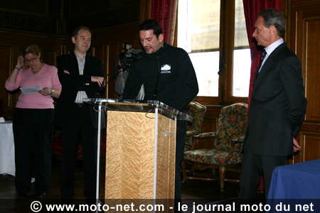 La mairie de Paris signe la Charte des deux-roues motorisés