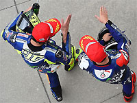 Rossi et Lorenzo ex-aequo au championnat du monde Moto GP : la pression monte chez Yamaha