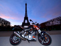 KTM rassemble une cinquantaine de Duke 125 à Paris
