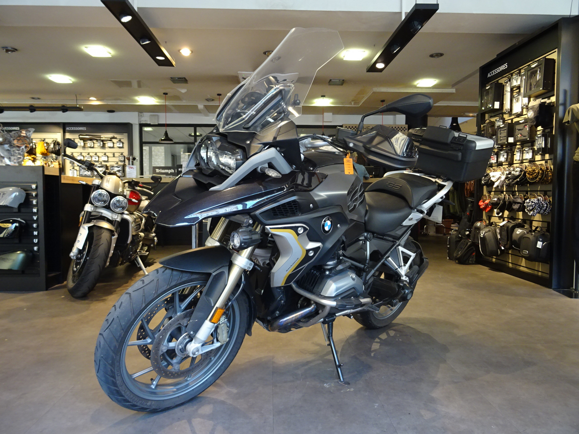 triumph 1200 vs bmw 1200 gs