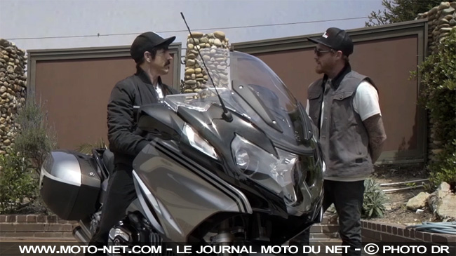 Sands prépare une moto BMW R1200RT pour son pote Kiedis