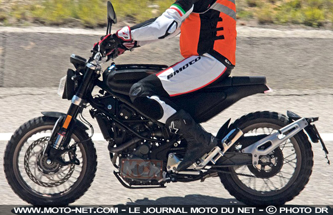 La Husqvarna Svartpilen 401 dans la roue de la KTM 390 Duke La Husqvarna Svartpilen 401 dans la roue de la KTM 390 Duke