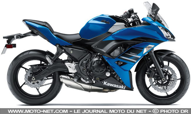 moto kawasaki bleu