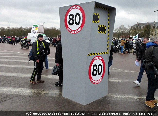 Motards et automobilistes défilent dans Paris contre la limitation de vitesse à 80 km/h