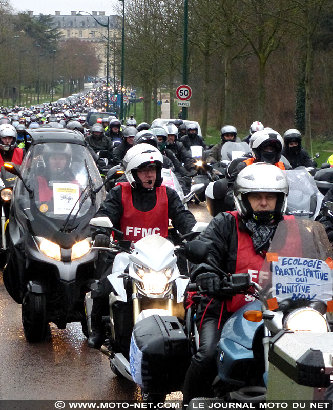 Motards et automobilistes défilent dans Paris contre la limitation de vitesse à 80 km/h