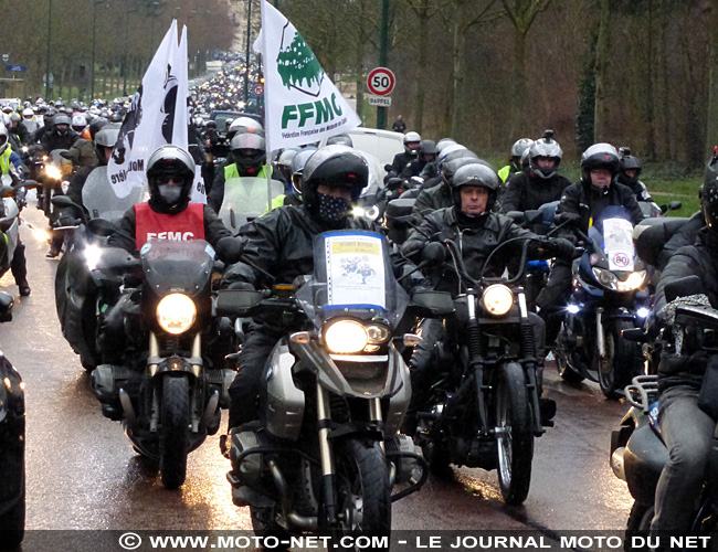 Motards et automobilistes défilent dans Paris contre la limitation de vitesse à 80 km/h