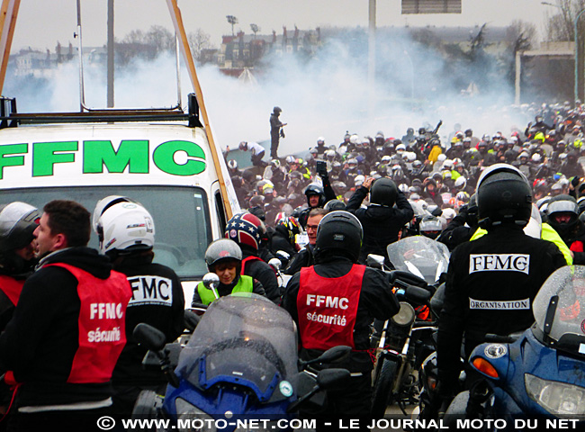 Motards et automobilistes défilent dans Paris contre la limitation de vitesse à 80 km/h