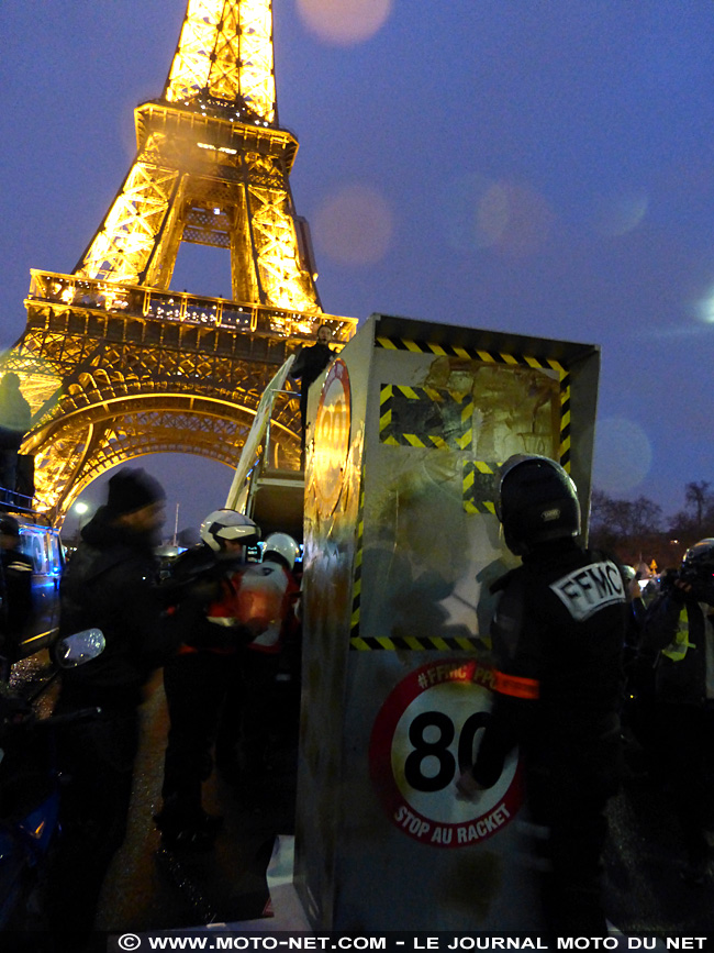 Motards et automobilistes défilent dans Paris contre la limitation de vitesse à 80 km/h