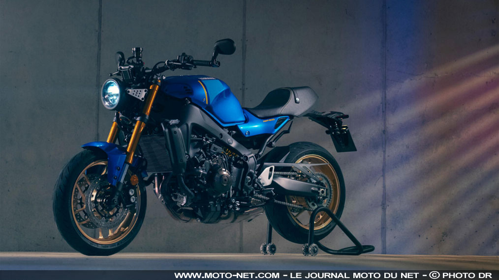 Nouvelle moto néo-rétro : présentation de la Yamaha XSR900 2022



La Yamaha XSR900 2022 reçoit les nombreuses évolutions mécaniques et technologiques de la dernière génération de MT-09, dont le nouveau trois-cylindres porté à 899 cc et une partie cycle améliorée. Le dynamique roadster soigne également son apparence classique. Présentation.


