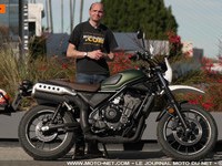 Honda CL500 Scrambler 2023 : bilan de notre essai en vidéo

Et de cinq ! Honda sort en 2023 la cinquième moto animée par son bicylindre de 471 cc et un soupçon moins de 47,5 ch pour respecter le bridage imposé deux ans aux nouveaux motards (permis A2). Après le roadster, le trail, la sportive et le custom, c’est un scrambler qui débarque : le CL500, que MNC vient tout juste d’essayer ! Bilan.
